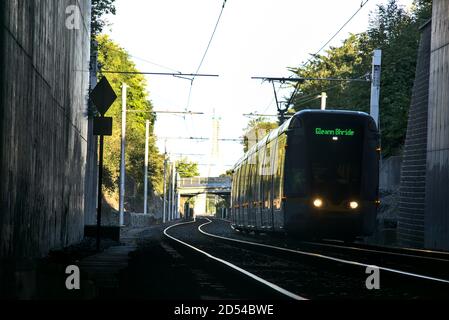 Dublino, Irlanda - 27 settembre 2020: Splendida vista del tram Luas che entra Balally Luas fermata nella mattina autunnale Foto Stock