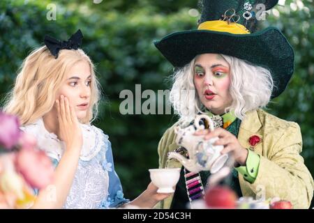MONACO di BAVIERA, GERMANIA - 12 settembre 2020: Cosplayer come personaggi di Alice nel paese delle meraviglie. Festa del tè con Alice, il crazy hatter e la regina bianca Foto Stock