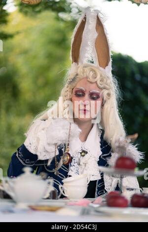 MONACO di BAVIERA, GERMANIA - 12 settembre 2020: Cosplay del coniglio  bianco da Alice nel paese delle meraviglie. Bel ritratto di una bella  giovane donna con trucco Foto stock - Alamy