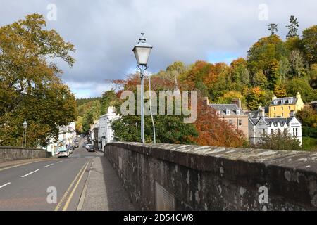 Vista dal sentiero sul ponte che attraversa il fiume nella pittoresca Dunkeld, Perthshire, Scozia, Regno Unito, Europa Foto Stock