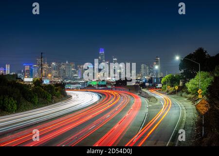 Light Trails lungo l'autostrada 101 Foto Stock