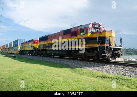 Ferrovia del canale di Panama che passa attraverso l'area di Gamboa accanto al Canale di Panama Foto Stock