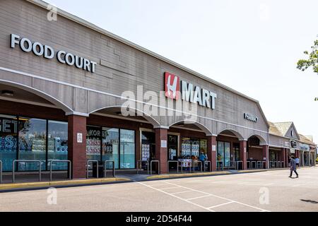 Centerville, USA - 7 settembre 2020: Hmart asian drogheria facciata negozio con la gente coreana che cammina entrando negozio con segno per food Court durante covid Foto Stock