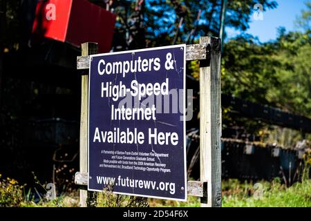 Bartow, USA - 6 ottobre 2020: La città in West Virginia firma closeup per i computer e Internet ad alta velocità disponibile nella zona di Durbin Frank Foto Stock