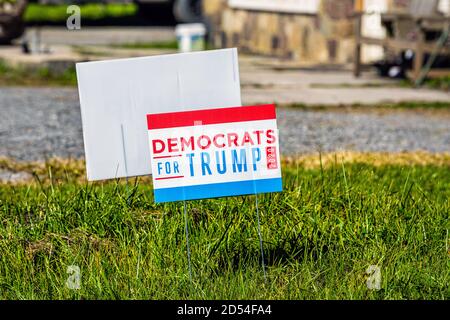 Bartow, USA - 6 ottobre 2020: Città nella campagna della Virginia occidentale rurale e segno sul prato per i democratici per le elezioni politiche di Trump a Durbin Frank sono Foto Stock