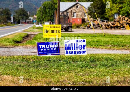 Bartow, USA - 6 ottobre 2020: Città nella campagna della Virginia occidentale rurale e segno sul prato per le elezioni politiche di Trump Pence nella zona di Durbin Frank Foto Stock