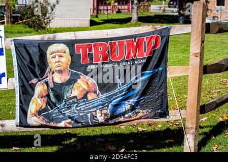 Green Bank, Stati Uniti d'America - 6 ottobre 2020: Zona rurale della West Virginia e segno di bandiera per l'elezione politica di Trump con divertente immagine meme di Rambo Foto Stock