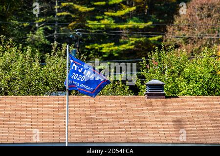 Cass, Stati Uniti d'America - 6 ottobre 2020: Piccola città rurale di campagna nella Virginia occidentale con bandiera elettorale per il presidente Trump e casa tetto Foto Stock