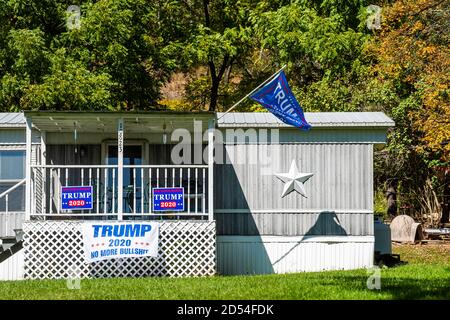 Cass, Stati Uniti d'America - 6 ottobre 2020: Piccola città rurale di campagna nella Virginia occidentale con bandiera elettorale per il presidente Trump e casa tetto Foto Stock
