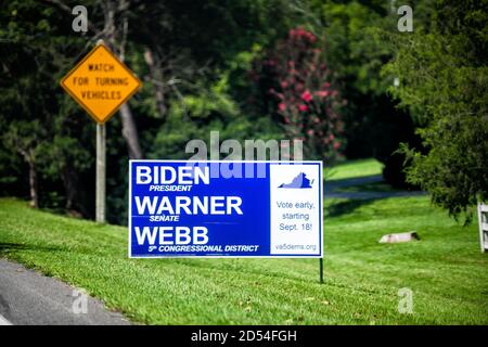 Charlottesville, USA - 30 agosto 2020: Segno di sostegno politico alle elezioni presidenziali per Joe Biden, Mark Warner per il senato e Cameron Webb per i repres Foto Stock