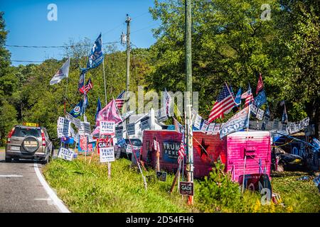 Columbia Furnace, USA - 7 ottobre 2020: Città nella contea di Shenandoah Virginia campagna con edificio decorato e molti Trump segno eletti presidenziali Foto Stock