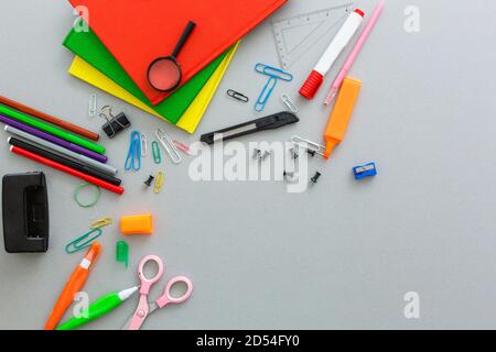 Materiale per la scuola, fermagli per carta, matite, colori scisor e notebook Foto Stock