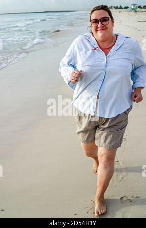 Miami Beach Florida, Atlantic Ocean Shoreline, peso eccessivo di grasso obese pesante, donne ispaniche donne, jogging jogging corse esercizi di esercizio Foto Stock