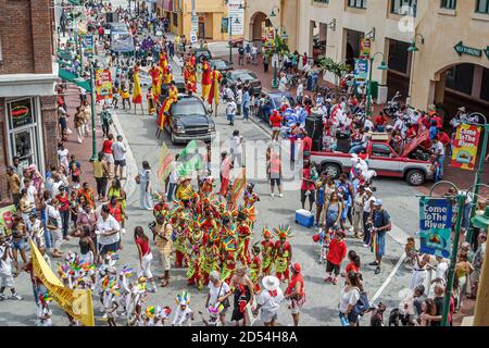 Florida ft. Fort Lauderdale Caribbean Mardi Gras Junior Carnival, costumi fatti a mano abiti in costume, sfilata processione Black African Foto Stock