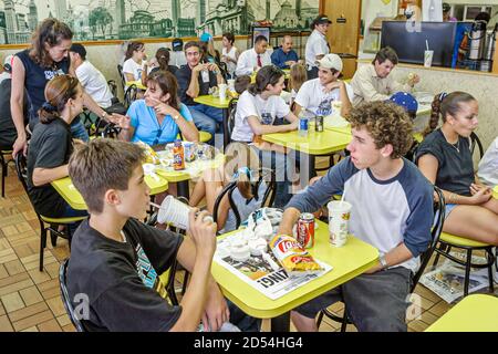 Miami Florida, Subway Sandwich shop all'interno, i clienti che mangiano ristoranti, affollato uomo occupato ragazzo ragazza teen teenage Foto Stock