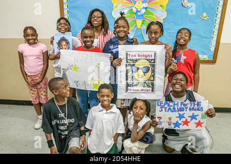 Miami Florida,Little Haiti Edison Park Elementary School,Red Ribbon Week anti Drug program,evento di assemblaggio studenti africani neri ragazze bo Foto Stock