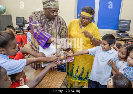 Miami Florida,Overtown,Frederick Douglass Elementary School,insegnante uomo vestito vestito maschile,costume letterario lettura libro personaggio immaginario,ispanico Foto Stock