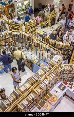 Miami Florida,Dade College Campus,International Book Fair vendor stall seller libri,persone shopping browsing scaffali libri vista dall'alto, Foto Stock