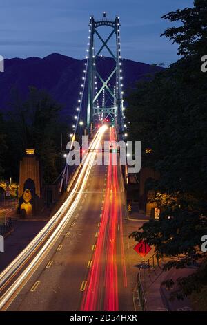 Vista notturna delle linee di traffico sul Lions Gate Bridge, Stanley Park, Downtown Vancouver, British Columbia, Canada Foto Stock