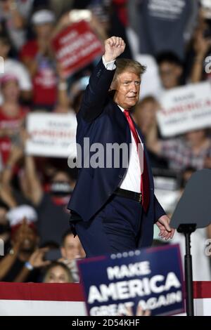 Sanford, Stati Uniti. 12 Ott 2020. Il presidente Donald Trump cammina sul palco per ringraziare i sostenitori dopo il suo discorso al raduno della campagna elettorale a Sanford, Florida, lunedì 12 ottobre 2020. Foto di Joe Marino/UPI Credit: UPI/Alamy Live News Foto Stock