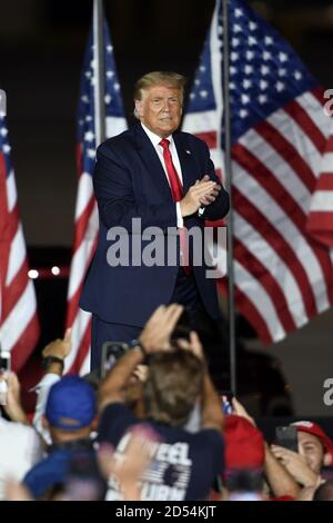 Sanford, Stati Uniti. 12 Ott 2020. Il presidente Donald Trump cammina sul palco per ringraziare i sostenitori dopo il suo discorso al raduno della campagna elettorale a Sanford, Florida, lunedì 12 ottobre 2020. Foto di Joe Marino/UPI Credit: UPI/Alamy Live News Foto Stock