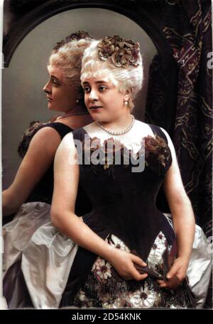 1883 , Parigi , FRANCIA : l'attrice teatrale francese e cantante soprano ANNA JUDIC ( 1849 - 1911 ) nacque Anna Damiens . la storia della sua vita che raccontò a EMILE ZOLA ispirò lo scrittore a scrivere il famoso romanzo NANA ( Nanà ) nel 1880 . È stato anche ritratto dal pittore impressionista TOULOUSE-LAUTREC en 1894 in una litografia celebrata con il compositore di musica Désiré DIHAU . Foto di sconosciuto . DIGITALMENTE COLORATO .- TEATRO - TEATRO - OPERA LIRICA - OPERETTA - CANTANTE - MUSICA CLASSICA - CLASSICA - BELLE EPOQUE - RITRATTO - RITRATTO - OTTOCENTO - 800'S - '800 - MODA - MODA - MODA - MODA - XIX SECOLO - DIV Foto Stock