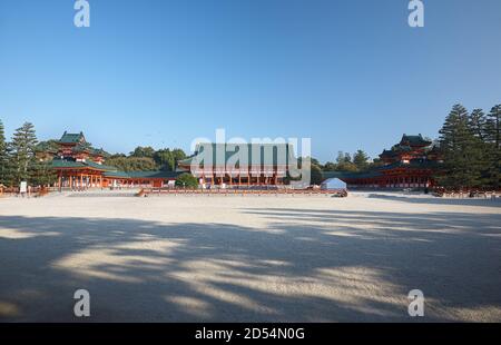 Cortile interno in ghiaia bianca di fronte alla Daigoku-den Hall. Il Santuario di Heian-Jingu, il rango più alto dei santuari Shintoisti costruiti per l'anniversario di Heian- Foto Stock