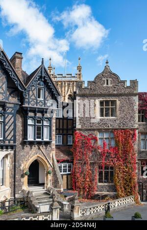 Autumnal Virginia Creeper / American Ivy on the Abbey Hotel in Great Malvern, Worcestershire, Inghilterra Foto Stock