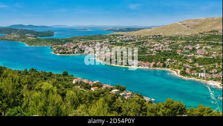 Vista panoramica sulla costa del Mare Adriatico e località costiera di Grebastica, Croazia, situata su una lunga baia tra Spalato e Sibenik. Foto Stock