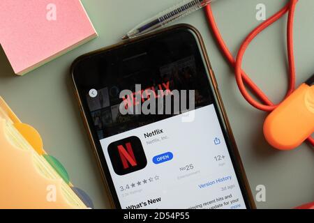 New York, USA - 27 settembre 2020: Logo dell'app mobile Netflix sullo schermo del telefono primo piano, editoriale illustrativo Foto Stock
