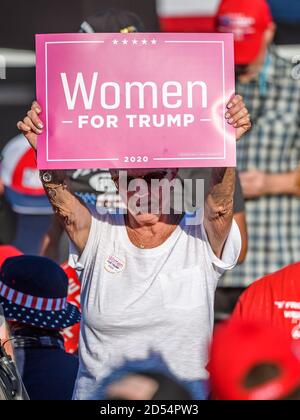 Sanford, Florida, Stati Uniti. 12 Ott 2020. Sostenitori del presidente Donald Trump come visto prima di un raduno all'aeroporto internazionale di Orlando Sanford Million Air Hanger a Sanford, Florida. Romeo T Guzman/CSM/Alamy Live News Foto Stock