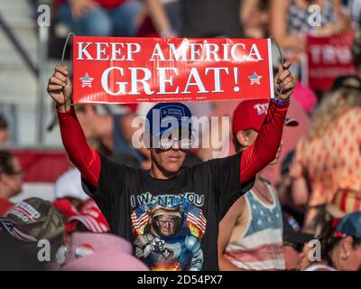 Sanford, Florida, Stati Uniti. 12 Ott 2020. Sostenitori del presidente Donald Trump come visto prima di un raduno all'aeroporto internazionale di Orlando Sanford Million Air Hanger a Sanford, Florida. Romeo T Guzman/CSM/Alamy Live News Foto Stock