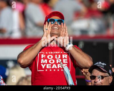 Sanford, Florida, Stati Uniti. 12 Ott 2020. Sostenitori del presidente Donald Trump come visto prima di un raduno all'aeroporto internazionale di Orlando Sanford Million Air Hanger a Sanford, Florida. Romeo T Guzman/CSM/Alamy Live News Foto Stock