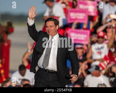 Sanford, Florida, Stati Uniti. 12 Ott 2020. Il governatore della Florida Ron DeSantis parla ad un raduno di campagna per il presidente Donald Trump all'aeroporto internazionale di Orlando Sanford Million Air Orlando a Sanford, Florida. Romeo T Guzman/Cal Sport Media. Credit: csm/Alamy Live News Foto Stock