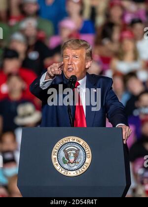 Sanford, Florida, Stati Uniti. 12 Ott 2020. Il presidente Donald Trump parla ad un raduno di campagna all'aeroporto internazionale di Orlando Sanford Million Air Orlando a Sanford, Florida. Romeo T Guzman/Cal Sport Media. Credit: csm/Alamy Live News Foto Stock