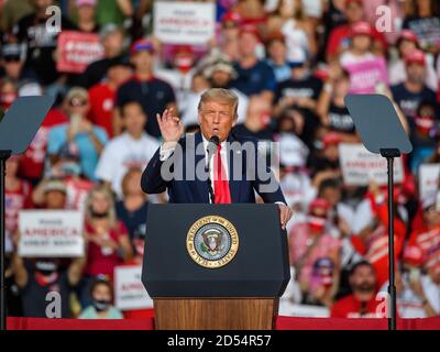 Sanford, Florida, Stati Uniti. 12 Ott 2020. Il presidente Donald Trump parla ad un raduno di campagna all'aeroporto internazionale di Orlando Sanford Million Air Orlando a Sanford, Florida. Romeo T Guzman/Cal Sport Media. Credit: csm/Alamy Live News Foto Stock