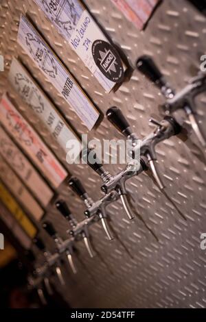 primo piano, distributore di birra in prospettiva. In un bar elegante Foto Stock