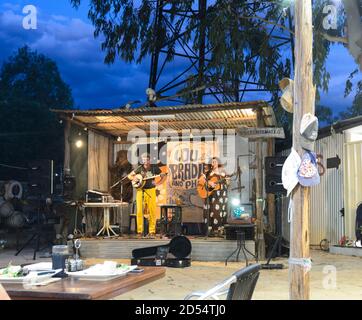 Musicisti che si esibiscono sul palco presso il rinomato Daly Waters Pub, Northern Territory, NT, Australia Foto Stock