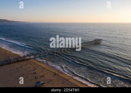 Vista aerea del molo di Hermosa Beach nel Pacifico Oceano al tramonto Foto Stock