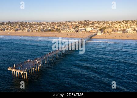 Hermosa Beach molo dall'aria fuori sul Pacifico Oceano al tramonto Foto Stock