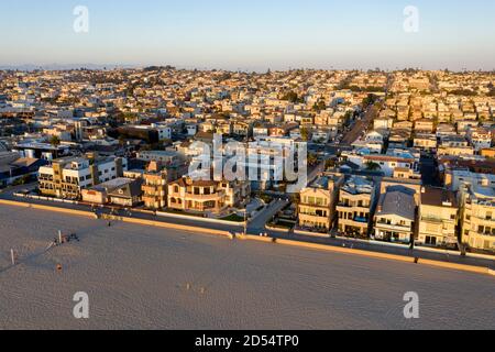 Vista aerea dell'ampia spiaggia di sabbia lungo il sud Costa della California a Hermosa Beach Foto Stock