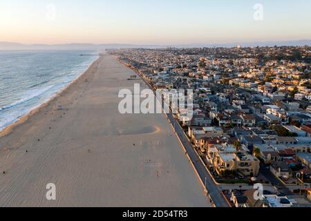 Vista aerea a nord lungo la spiaggia sabbiosa di Hermosa Beach, California Foto Stock