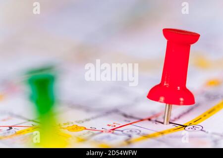 Spille colorate su una mappa Foto Stock