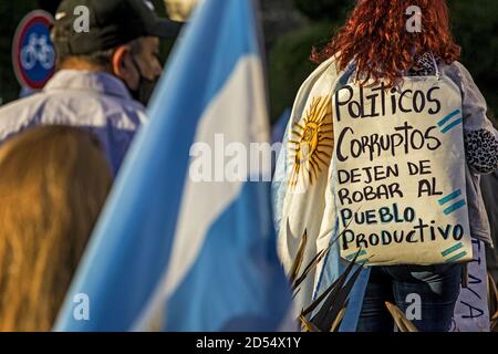 Buenos Aires, capitale federale, Argentina. 12 Ott 2020. I settori contrari al governo nazionale si sono nuovamente riuniti oggi, lunedì 12 ottobre, giorno del rispetto della diversità culturale (ex giorno della scoperta dell'America) all'Obelisco della città di Buenos Aires, E diversi altri punti del paese, per protestare contro la quarantena, la riforma giudiziaria, lo spostamento dei tre giudici che stavano indagando Cristina FernÃ¡ndez de Kirchner (CFK), il rafforzamento delle scorte di dollari e ''in difesa della Repubblica'', tra molti altri slogan.questa è l'ottava demo Foto Stock