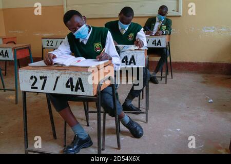 Nairobi, Kenya. 12 Ott 2020. Forma quattro studenti finalisti alla scuola secondaria Jamhuri sono visti indossare maschere mentre studiano in classe il loro primo giorno di ritorno a scuola.il governo keniano ha riaperto le scuole essendo stato chiuso da marzo a causa della pandemia del Covid-19. Gli studenti di grado 4, classe 8 e forma 4 sono stati ammessi di nuovo in classe nell'ambito della graduale riapertura delle scuole. È obbligatorio seguire le misure preventive del Covid-19, come ad esempio indossare maschere facciali, prendere le mani e lavarsi le mani mentre si trovano nei locali della scuola. Credit: SOPA Images Limited/Alamy Live News Foto Stock