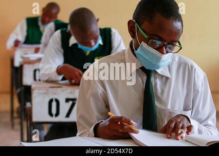 Nairobi, Kenya. 12 Ott 2020. Forma quattro studenti finalisti alla scuola secondaria Jamhuri sono visti indossare maschere mentre studiano in classe il loro primo giorno di ritorno a scuola.il governo keniano ha riaperto le scuole essendo stato chiuso da marzo a causa della pandemia del Covid-19. Gli studenti di grado 4, classe 8 e forma 4 sono stati ammessi di nuovo in classe nell'ambito della graduale riapertura delle scuole. È obbligatorio seguire le misure preventive del Covid-19, come ad esempio indossare maschere facciali, prendere le mani e lavarsi le mani mentre si trovano nei locali della scuola. Credit: SOPA Images Limited/Alamy Live News Foto Stock