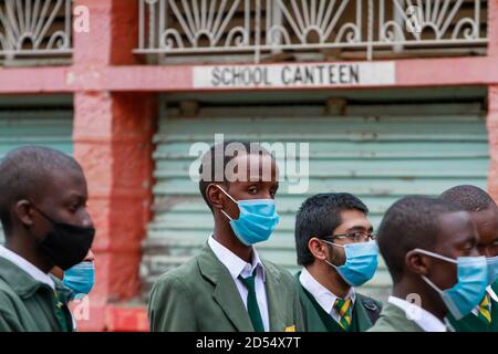 Nairobi, Kenya. 12 Ott 2020. Modulo 4 studenti della scuola secondaria Jamhuri che indossano una coda di maschere facciali per il pranzo il primo giorno di ritorno a scuola. Il governo keniano ha riaperto le scuole essendo state chiuse da marzo a causa della pandemia del Covid-19. Gli studenti di grado 4, classe 8 e forma 4 sono stati ammessi di nuovo in classe nell'ambito della graduale riapertura delle scuole. È obbligatorio seguire le misure preventive del Covid-19, come ad esempio indossare maschere facciali, prendere le mani e lavarsi le mani mentre si trovano nei locali della scuola. Credit: SOPA Images Limited/Alamy Live News Foto Stock