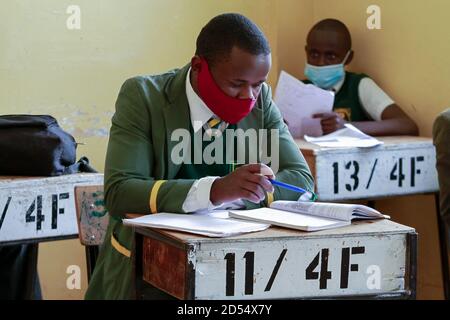 Nairobi, Kenya. 12 Ott 2020. Forma quattro studenti finalisti alla scuola secondaria Jamhuri sono visti indossare maschere mentre studiano in classe il loro primo giorno di ritorno a scuola.il governo keniano ha riaperto le scuole essendo stato chiuso da marzo a causa della pandemia del Covid-19. Gli studenti di grado 4, classe 8 e forma 4 sono stati ammessi di nuovo in classe nell'ambito della graduale riapertura delle scuole. È obbligatorio seguire le misure preventive del Covid-19, come ad esempio indossare maschere facciali, prendere le mani e lavarsi le mani mentre si trovano nei locali della scuola. Credit: SOPA Images Limited/Alamy Live News Foto Stock