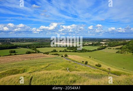 Vista da Dragon Hill, sotto il Cavallo Bianco di Uffington e il Castello di Uffington, Oxfordshire, Regno Unito Foto Stock