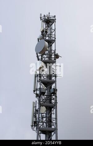 Antenna a relè di telefonia su un picco di montagna Foto Stock